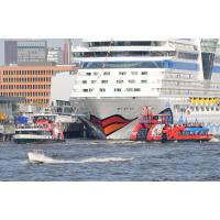 4350_3144 Hafenfähren vor dem Kreuzfahrtschiff AIDAblu am Altonaer Terminal | Hafengeburtstag Hamburg - groesstes Hafenfest der Welt